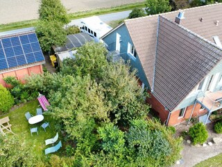 Blumengarten mit Balkon