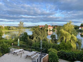 Blick vom Freisitz auf Klostersee und Kloster Seeon