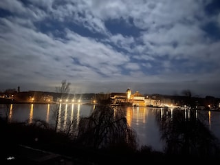 Bliick bei Nacht auf das Kosten Seeon