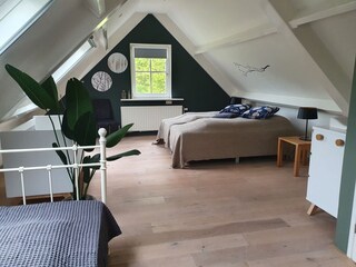 Schlafzimmer mit Doppelbett, EinzelBett, Kinderbett und