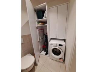 Haushaltsschrank und Waschmaschine