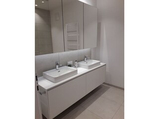 Badezimmer mit Doppelwaschbecken