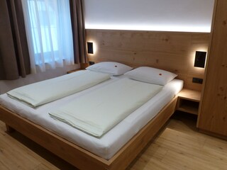 Schlafzimmer mit kleinem Privatbad