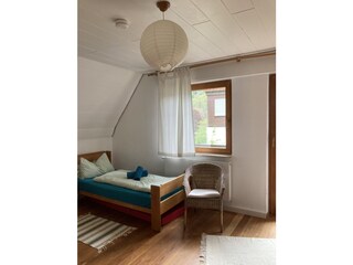 2. Schlafzimmer mit 2 Einzelbetten u. Balkon im 1.Stock