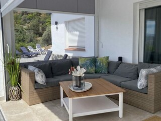 Terrasse mit Blick auf die Berge und das Meer