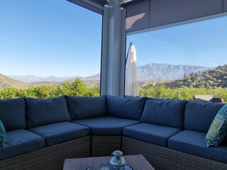 Überdachte Terrasse mit Blick in die Berge