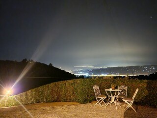 Blick auf die Küste bei Nacht