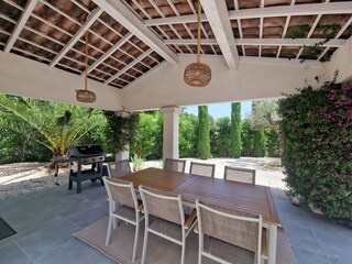 Terrasse mit Eschtisch und BBQ