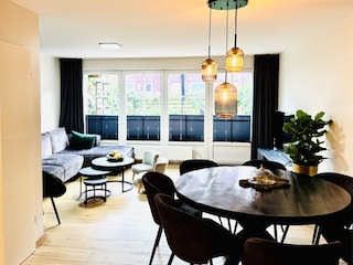 Wohn- und Essbereich für bis zu 8 Personen