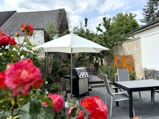 Sitzecke im Rosen-/Bauerngarten mit Gasgrill