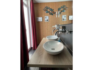 Modernes Duschbad mit Sauna