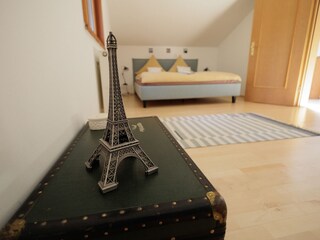 Schlafzimmer 1 OG mit begehbarem Kleiderschrank