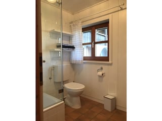 Helles Bad mit Echtglasdusche,Toilette und Waschbecken