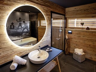Badezimmer mit Private Spa Alpglück Chalet