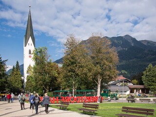 Oberstdorfer Pfarrkirche mit Kurpark