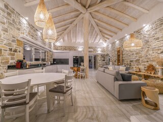 offenes Wohnzimmer mit hoher Decke
