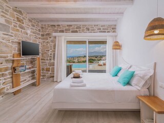 Großes Zimmer mit Pool- und Meerblick