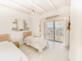 Schlafzimmer mit zwei Einzelbetten