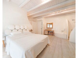 Geräumiges, helles Hauptschlafzimmer