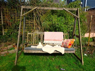Schaukelbank im Garten