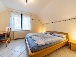 Schlafzimmer mit Doppelbett