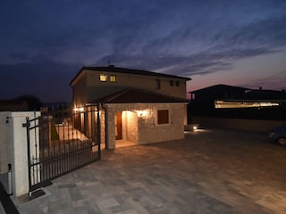 Parkplatz vor der Villa