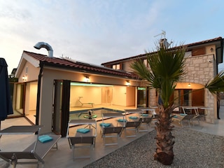 Terrasse  vor dem Pool