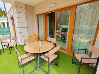 teilweise überdachte Terrasse