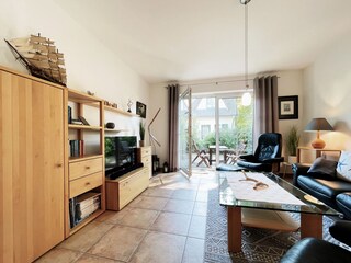 Wohnzimmer mit Blick in Richtung Terrassentür