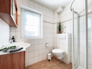 Bad mit Dusche und WC
