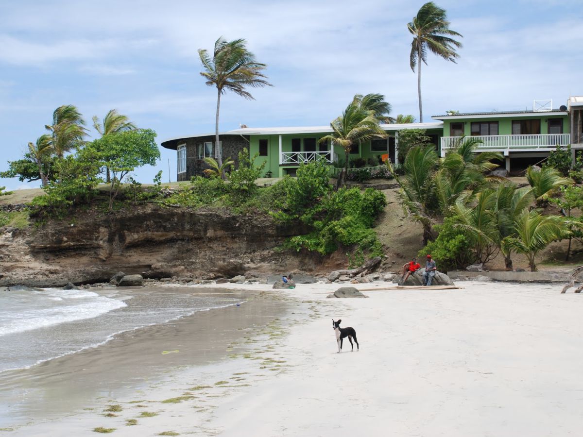 Cabier Ocean Lodge with sandy beach