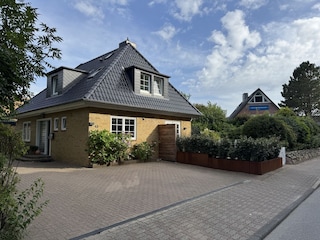 Vorderansicht mit 2 Parkplätzen