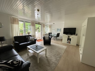 Wohnzimmer mit Schrankbett