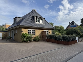 Hausansicht vom Fischerweg mit 2 PKW Stellplätzen