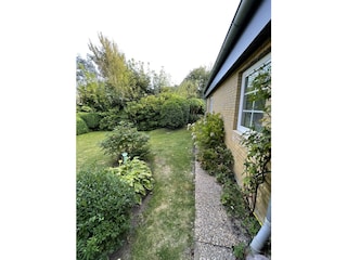 Östliche Gartenansicht von Küche und SZ