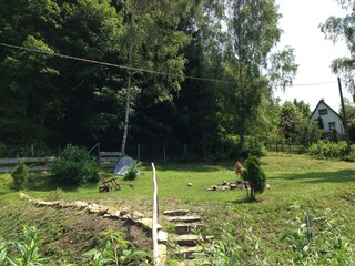 großer eingezäunter Garten