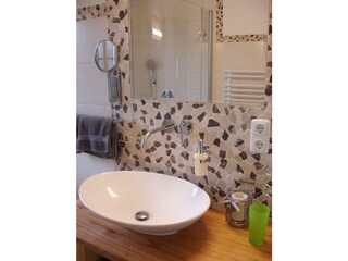 Unser neues hochwertig ausgestattetes Badezimmer
