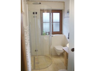 Echtglasdusche mit Regenbrause und Massagehandbrause