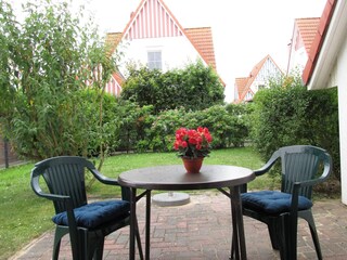 Terrasse m. Blick in den Garten
