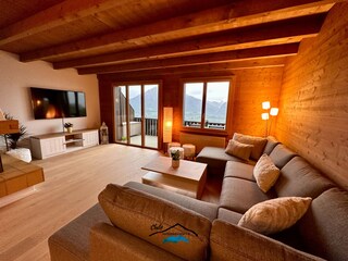 Blick auf Niesen vom Sofa / Esszimmertisch