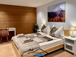 Schlafzimmer 1 mit Arbeitsplatz + Ausgang auf Terrasse