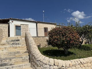 Aufgang zum Haus, weiterer Zugang ohne Treppen