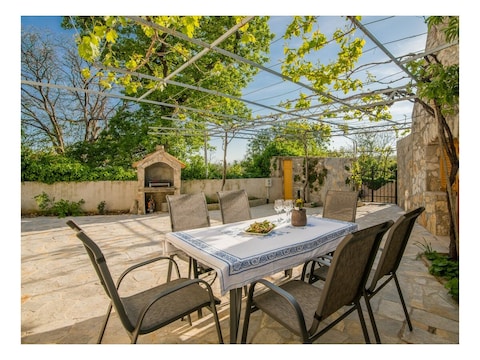 Holiday house Dume – Steinhaus mit großer Terrasse am Waldrand