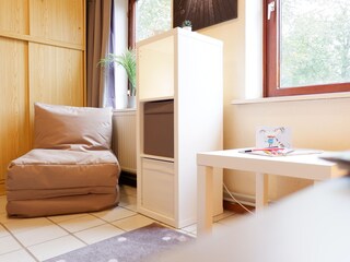 Kinderzimmer mit Sitzsack und Maltisch