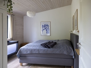 Schlafzimmer (weißer Schrank) mit optionalen Reisebett