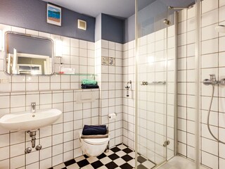 ... mit Dusche, WC und Fön.