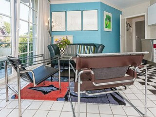 Blick vom Wohnzimmer in den Flur mit Garderobe.
