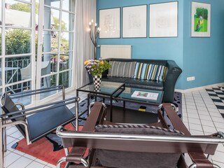 Das Wohnzimmer mit Austritt zum Balkon.
