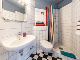 Das Bad mit Dusche, WC und Fön.