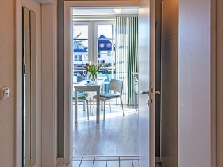 Der Flur mit Garderobe und Einbauschrank.